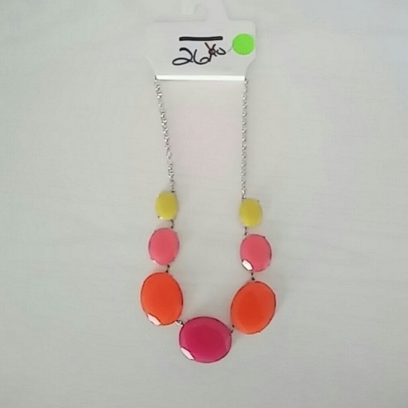 Spring statement necklace - Picture 3 of 6